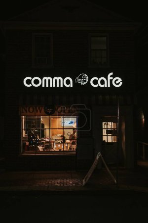 Téléchargez les photos : Un plan vertical du café Comma la nuit dans le centre du Delaware - en image libre de droit