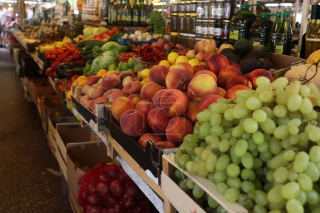 Téléchargez les photos : Une ligne de légumes et fruits à vendre dans un bazar en Croatie - en image libre de droit