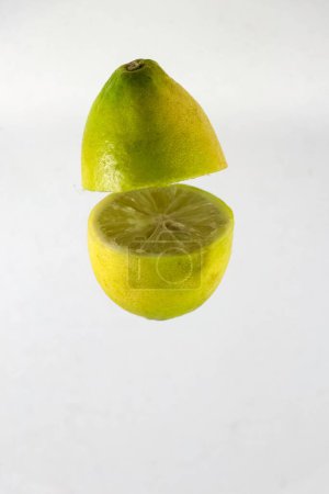 Foto de Un limón cortado aislado sobre fondo blanco - Imagen libre de derechos