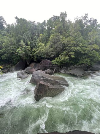 Téléchargez les photos : Plan vertical d'un ruisseau d'une chute d'eau percutant les rochers du nord du Queensland, en Australie - en image libre de droit