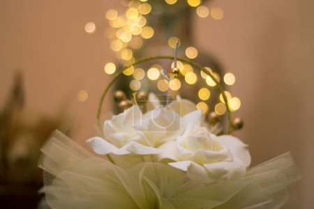 Téléchargez les photos : Un Gros plan de fleurs blanches pour mariée contre les lumières bokeh - en image libre de droit