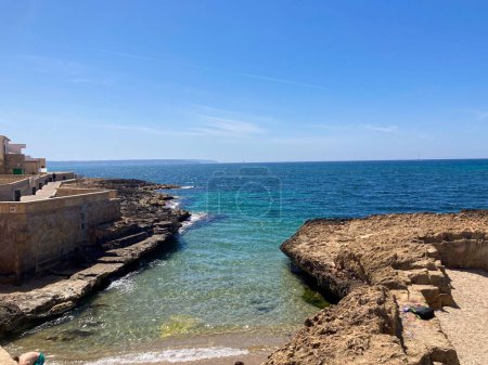 Foto de Un complejo costero en las Islas Baleares frente a un mar azul brillante, Mallorca, España - Imagen libre de derechos