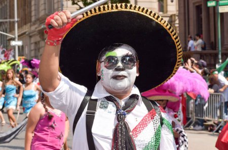 Téléchargez les photos : Plan rapproché d'un homme portant un chapeau traditionnel lors du défilé de la fête de l'indépendance du Mexique - en image libre de droit