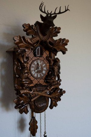 Foto de Un plano vertical de un reloj de madera sobre el fondo blanco - Imagen libre de derechos