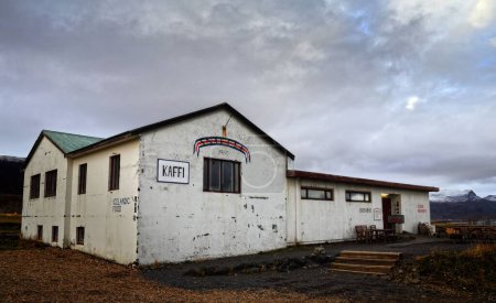 Téléchargez les photos : Un bâtiment blanc sur fond de ciel nuageux. Snaefellsnes, Islande. - en image libre de droit