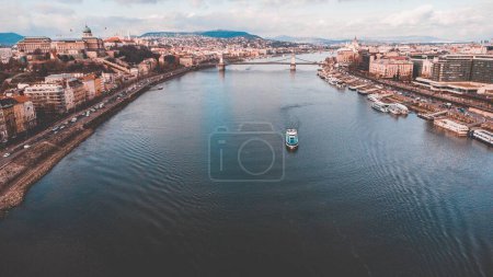 Foto de Hermosa forma de Budapest arriba con un dron - Imagen libre de derechos