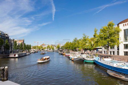 Téléchargez les photos : Une vue aérienne du port entouré de bâtiments à Amsterdam - en image libre de droit