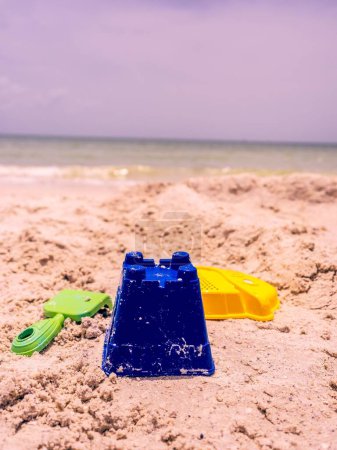 Foto de Un tiro de enfoque selectivo de juguetes de arena en una playa en Florida - Imagen libre de derechos