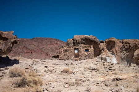Téléchargez les photos : Vieille maison construite dans la roche sur la ville fantôme de Calico, Californie, États-Unis - en image libre de droit