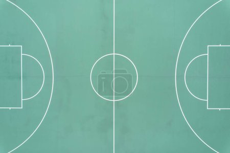 Téléchargez les photos : Une vue aérienne d'un terrain de basketball vert - en image libre de droit