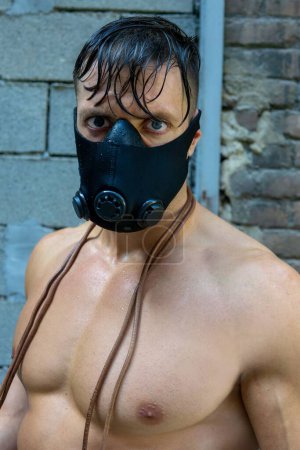 Foto de Un hombre caucásico musculoso usando máscara de entrenamiento - Imagen libre de derechos