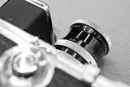 Foto de Un primer plano de la cámara Bolex 8mm sobre el fondo blanco - Imagen libre de derechos