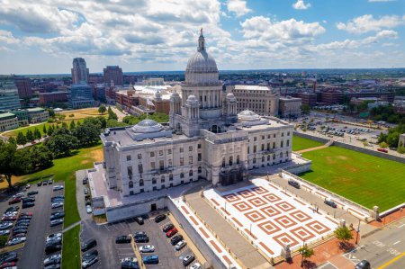 Téléchargez les photos : Une vue aérienne de Rhode Island State House et du paysage urbain de la Providence sous un ciel nuageux bleu - en image libre de droit