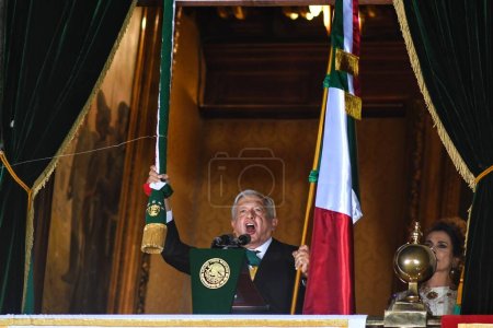 Téléchargez les photos : Le président mexicain Andres Manuel Lopez Obrador délivre le cri d'indépendance du Palais national. - en image libre de droit