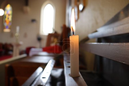 Téléchargez les photos : Une bougie sélective dans une église - en image libre de droit