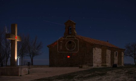 Téléchargez les photos : Vue de nuit d'une petite église typique en pierre rénovée dans un village rural dans les montagnes du centre de l'Italie - en image libre de droit