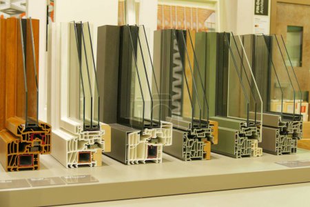 Foto de Una fila de marcos de ventanas de colores para aislamiento termoacústico con doble y triple acristalamiento - Imagen libre de derechos