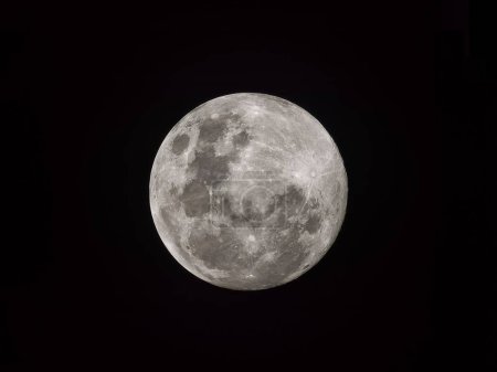 Foto de Una hermosa vista diurna de la luna llena en la oscuridad - Imagen libre de derechos
