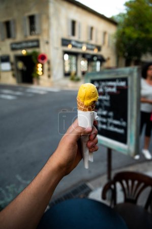 Foto de Un disparo vertical de una mano sosteniendo un cono de gelato en una ciudad de Italia - Imagen libre de derechos