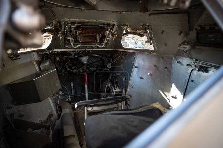 Foto de Vehículo blindado militar ligero, es un Daimler Motor Company Ferret Scout, vista interior de la cabina - Imagen libre de derechos