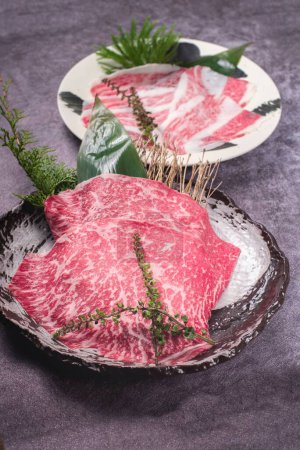 Téléchargez les photos : Un plan vertical de viande de marbre crue et de tranches de bacon sur des assiettes - en image libre de droit