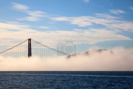 Téléchargez les photos : Une belle vue brumeuse du Golden Gate Bridge à San Francisco avec un ciel bleu - en image libre de droit