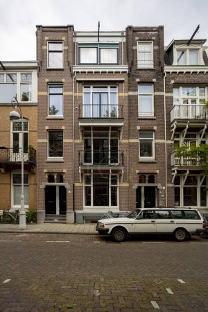 Téléchargez les photos : Maisons résidentielles dans la capitale Amsterdam avec façade extérieure et style typiquement néerlandais - en image libre de droit