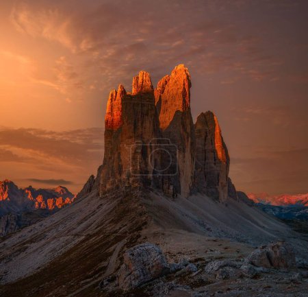 Téléchargez les photos : Une belle vue sur les formations rocheuses et les collines pendant le coucher de soleil orange - en image libre de droit
