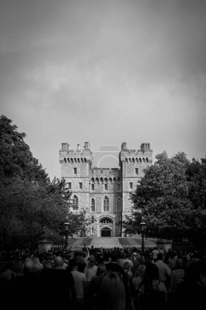 Foto de Una escala de grises vertical de una multitud de personas se reunieron cerca de la residencia real castillo de Windsor en Inglaterra - Imagen libre de derechos
