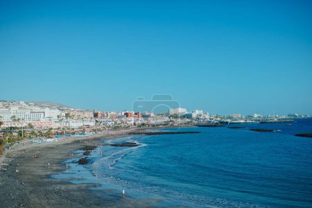 Foto de El cielo azul sobre la playa de Tenerife en un día soleado en verano - Imagen libre de derechos