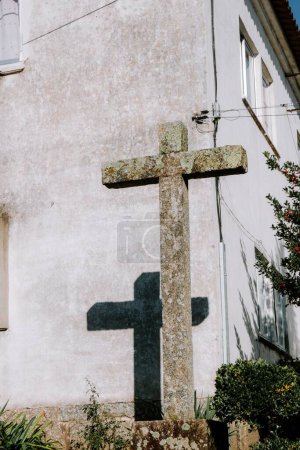 Téléchargez les photos : Plan vertical d'une croix de pierre devant un bâtiment - en image libre de droit