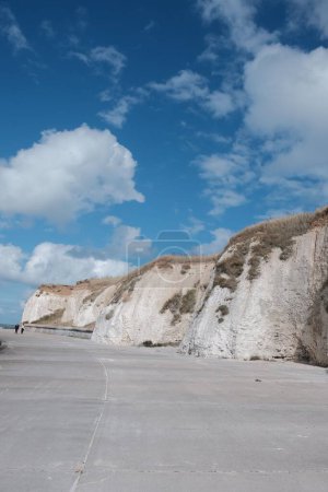 Téléchargez les photos : Un plan vertical des falaises rocheuses sur le rivage sablonneux de la ville de Margate - en image libre de droit