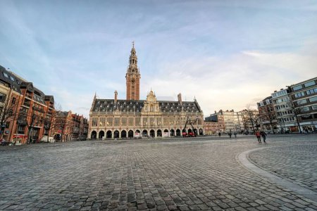 Foto de Una toma de bajo ángulo de la famosa biblioteca universitaria en el mercado de la plaza Ladeuze en Lovaina, Bélgica - Imagen libre de derechos