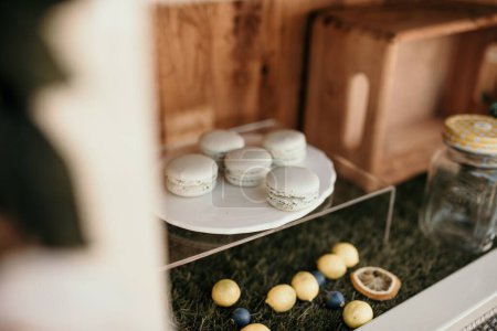 Foto de Los macarons blancos en un plato en el fondo borroso como decoración de la ceremonia de boda - Imagen libre de derechos