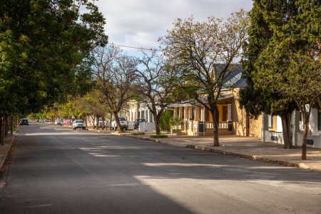 Foto de Casas de estilo colonial tradicional bordean una calle suburbana en Graaff-Reinet, Sudáfrica. - Imagen libre de derechos