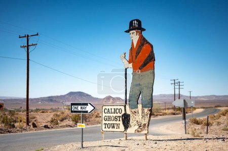 Téléchargez les photos : Détail du panneau de bienvenue à Calico, la ville minière fantôme dans le désert du Far West - en image libre de droit