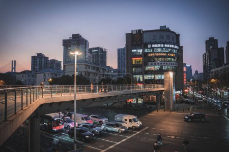 Téléchargez les photos : Les gens, les voitures, la circulation et les lumières d'une rue locale dans la région de Tang Qiao, Shanghai, Chine - en image libre de droit