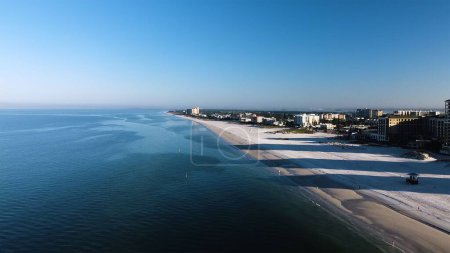 Téléchargez les photos : Une vue aérienne de la plage de Floride entourée de bâtiments et d'eau - en image libre de droit