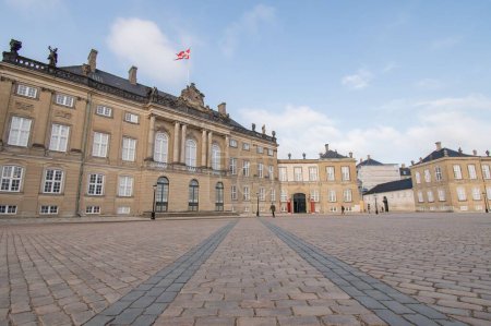 Téléchargez les photos : Vue en angle bas du palais d'Amalienborg à Copenhague, Danemark - en image libre de droit