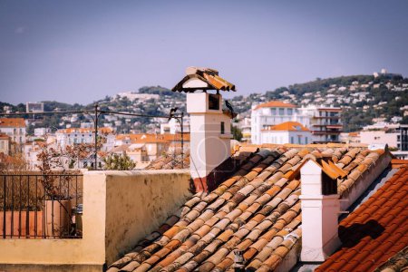 Téléchargez les photos : Un gros plan d'un détail d'un toit avec cheminée à Cannes, France - en image libre de droit