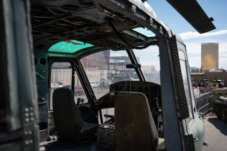 Téléchargez les photos : Équipements intérieurs d'un hélicoptère BELL UH-1C abandonné dans la ville - en image libre de droit