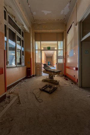 Foto de Un disparo vertical de un interior dañado con pasillos y ventanas - Imagen libre de derechos