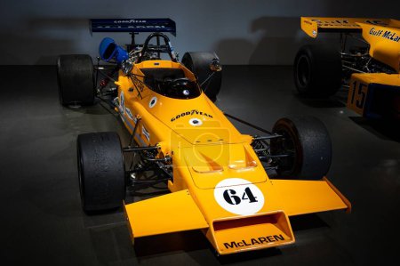 Téléchargez les photos : Classique jaune Formule 2 voiture de course 1972 McLaren M21 - en image libre de droit