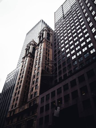 Téléchargez les photos : Un plan vertical à angle bas de grands gratte-ciel à New York - en image libre de droit