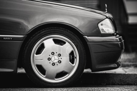 Téléchargez les photos : Une échelle de gris d'une Mercedes Benz classique garée dans une rue - en image libre de droit