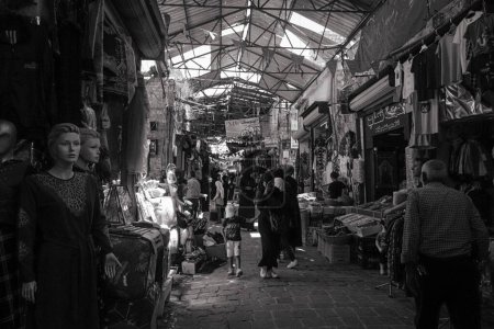 Téléchargez les photos : Un cliché en niveaux de gris des gens qui font du shopping dans les vieux souks d'Alep - en image libre de droit