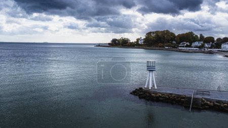Téléchargez les photos : La tour de sauveteur de Bellevue Beach sur la côte danoise - en image libre de droit