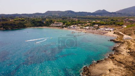 Téléchargez les photos : Le magnifique paysage marin turquoise au bord de la plage de Saint-Nicolas, vacances en Grèce - en image libre de droit