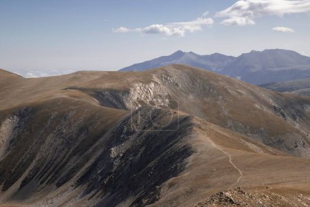 Téléchargez les photos : Un paysage des montagnes rocheuses des Pyrénées par une journée ensoleillée - en image libre de droit