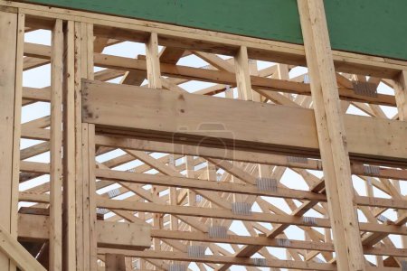 Foto de Un plano de ángulo bajo de la estructura de madera de una casa nueva sin terminar - Imagen libre de derechos